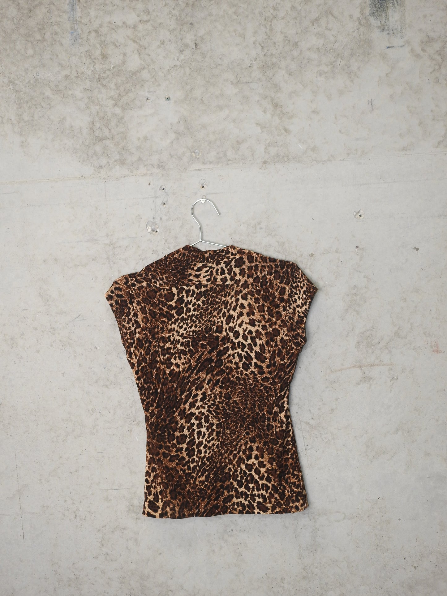 REOW LOW CUT TOP